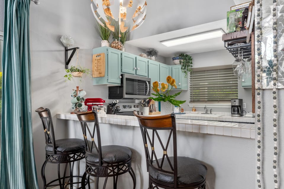 Condo, 1 Bedroom | Private kitchen | Fridge, oven, stovetop, coffee/tea maker
