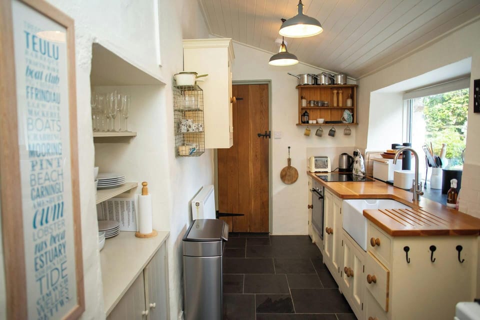 Kitchen with plenty of storage