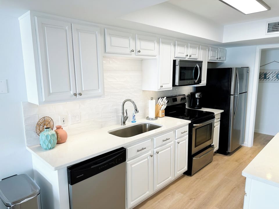 Fully stocked kitchen to meet all of your culinary needs!