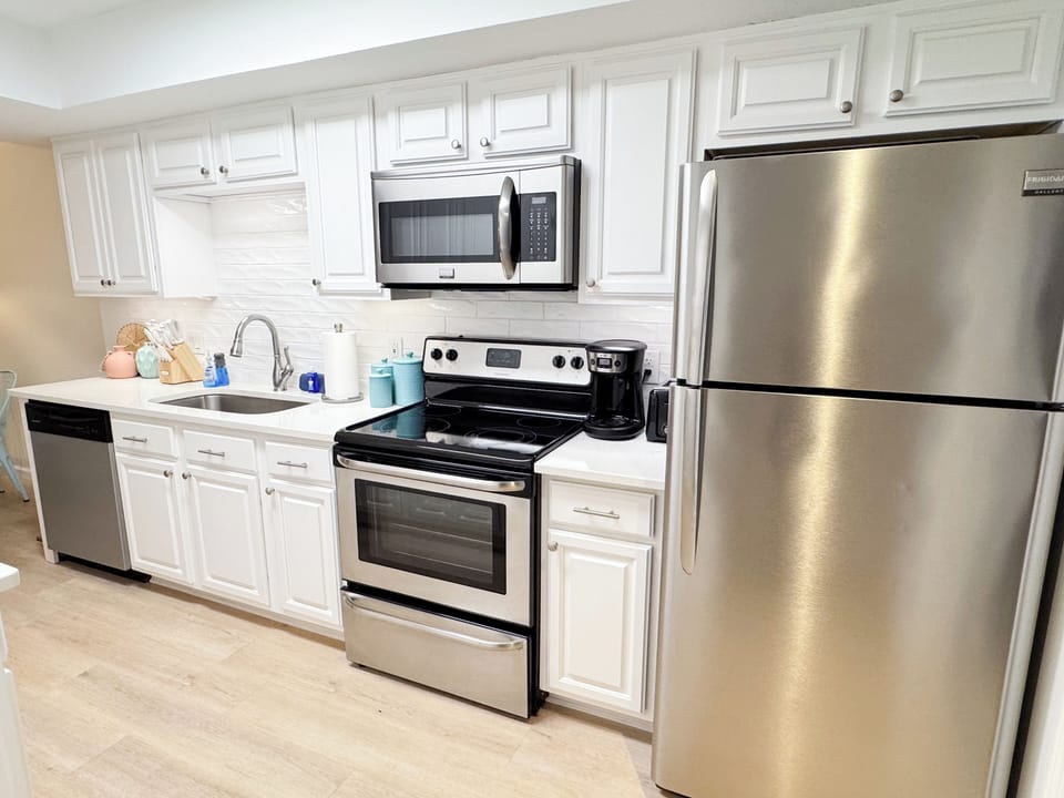 Fully stocked kitchen to meet all of your culinary needs!