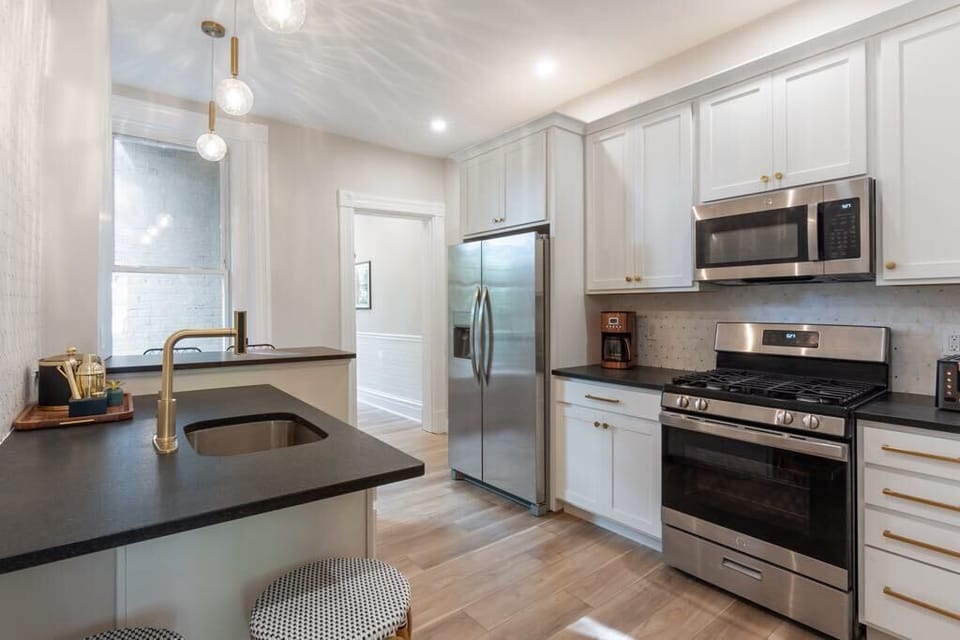 Full kitchen.