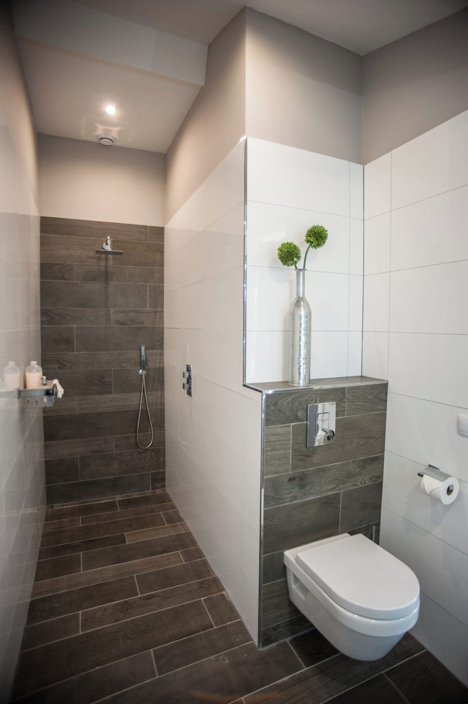 Deluxe Room | Bathroom | Hair dryer, towels, soap, shampoo