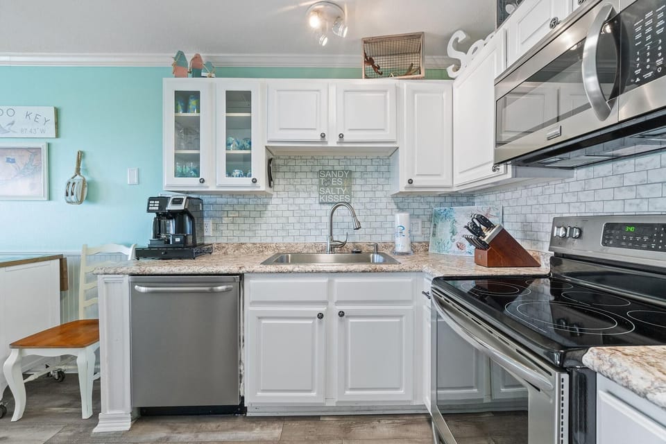 Condo, 1 King Bed with Sofa bed (Grand Caribbean West 215) | Private kitchen | Paper towels