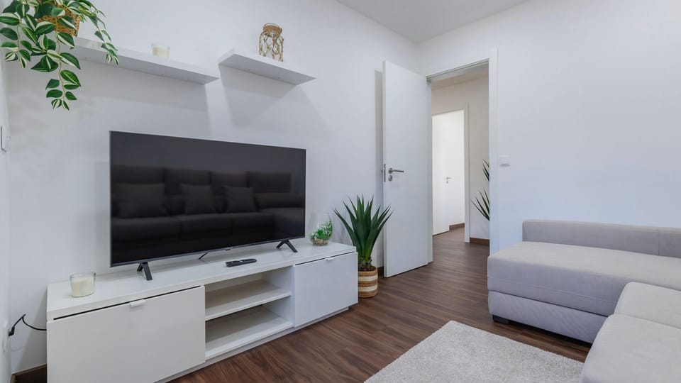 Relax in this living room with a nature-inspired decor and a homely feel.
#design #decor #comfort #portugal #pt #sintra