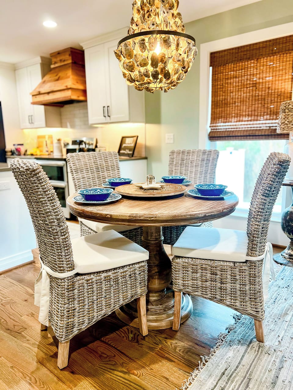 NEW comfortable Dining table and chairs (jan 26)