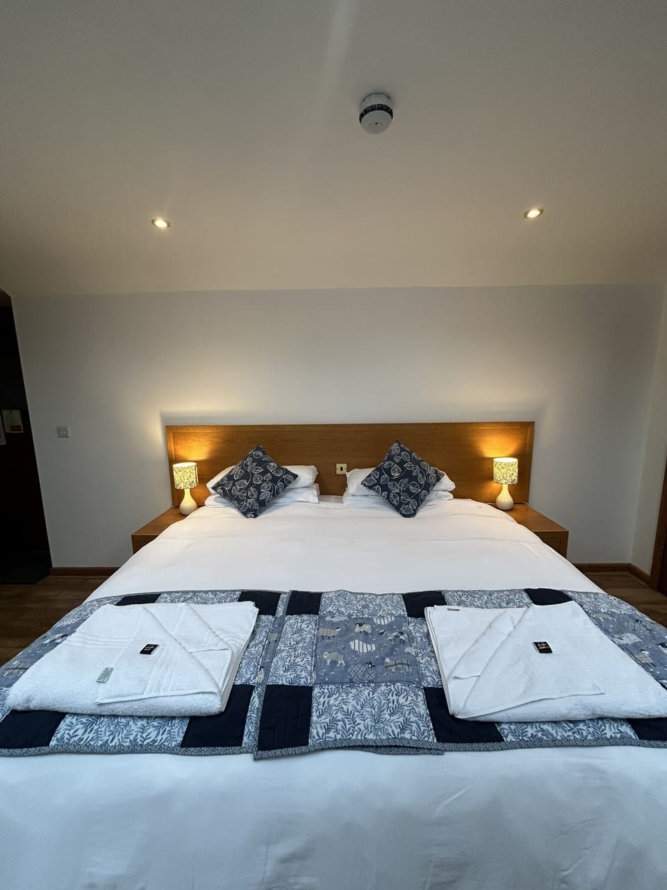 Double Room, Ensuite | Desk, laptop workspace, blackout drapes, iron/ironing board