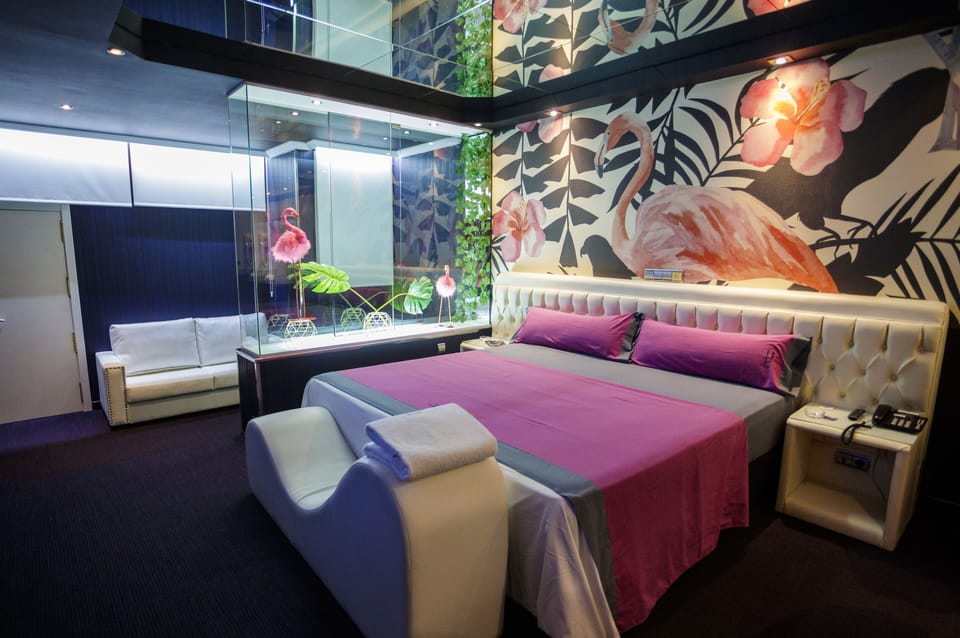 Suite, Jetted Tub | Premium bedding, memory foam beds, free WiFi, bed sheets