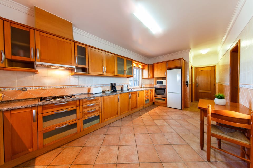 Microwave, oven, dishwasher, coffee/tea maker