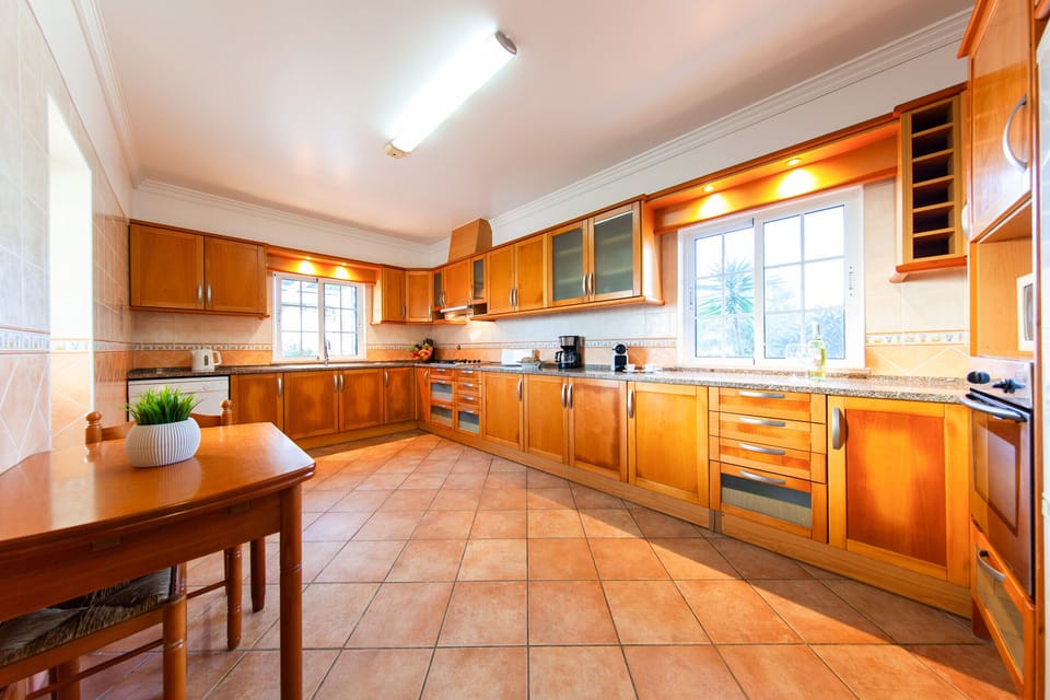 Microwave, oven, dishwasher, coffee/tea maker