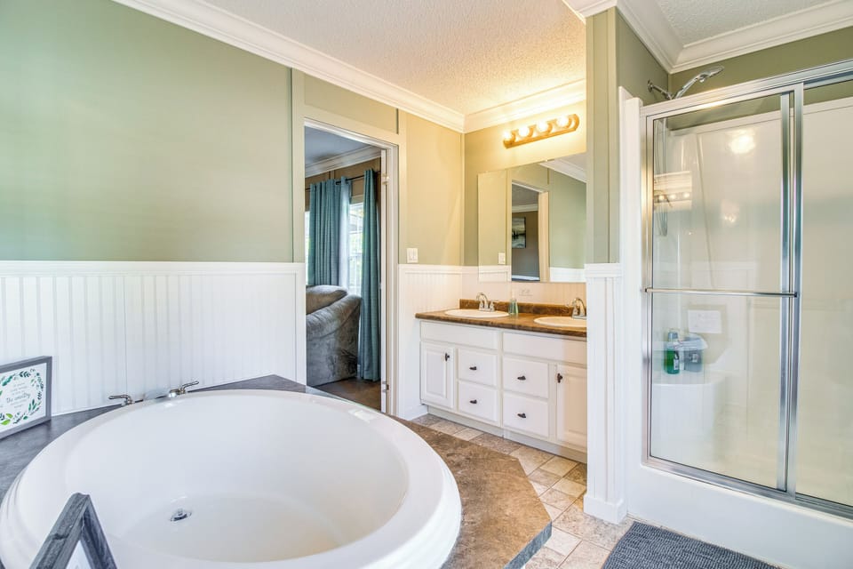 Full Bathroom | Towels Provided | Soaking Bathtub