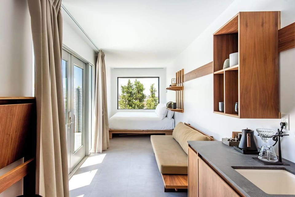 Desert King | Premium bedding, desk, laptop workspace, free WiFi
