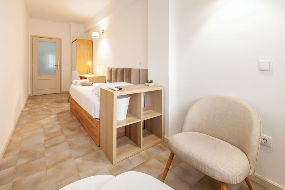 Comfort Room, 1 Large Twin Bed, Air conditioning, City View (Quarto A2) | Free WiFi