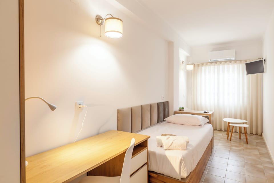 Comfort Room, 1 Large Twin Bed, Air conditioning, City View (Quarto A2) | Free WiFi