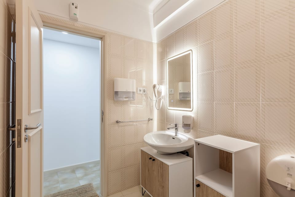 Bathtub, soap, shampoo, toilet paper