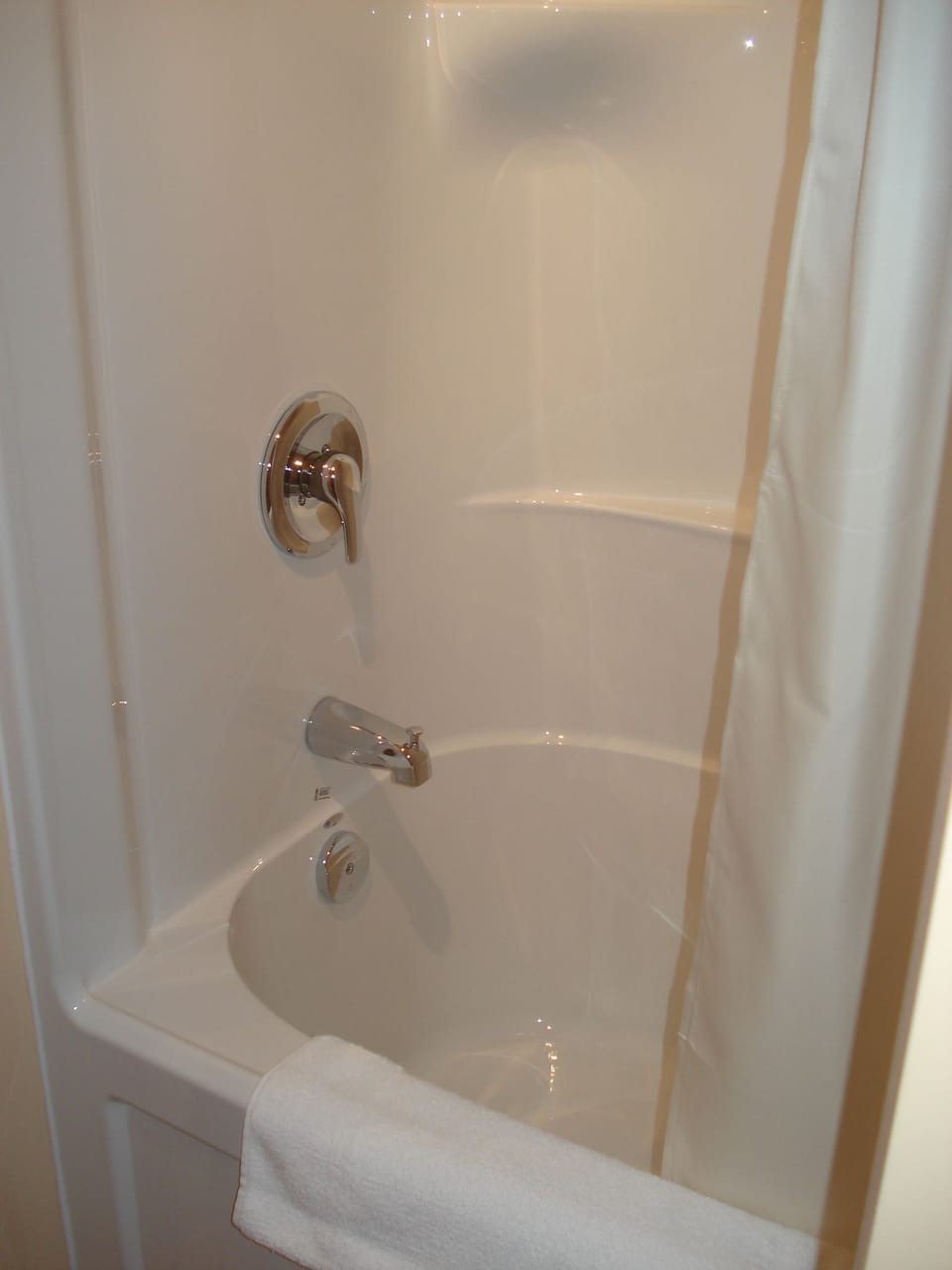 Standard Room, 1 Queen Bed | Bathroom | Combined shower/tub, free toiletries, hair dryer