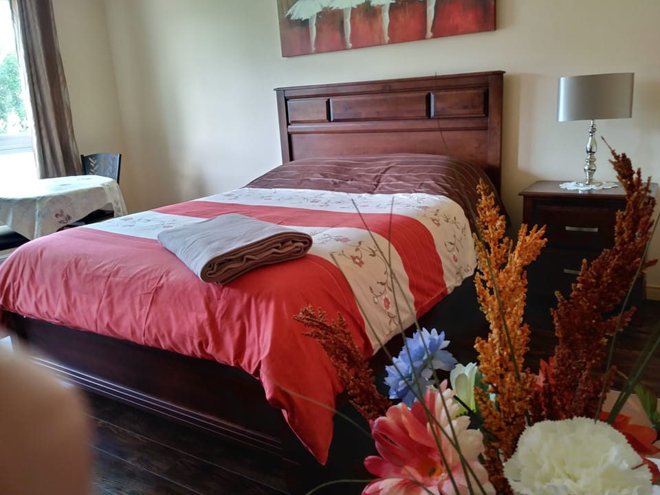 Standard Room, 1 Queen Bed | Cribs (free), WiFi (free)