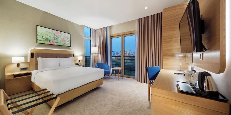 Room, 1 King Bed, Smoking | Minibar, in-room safe, desk, soundproofing