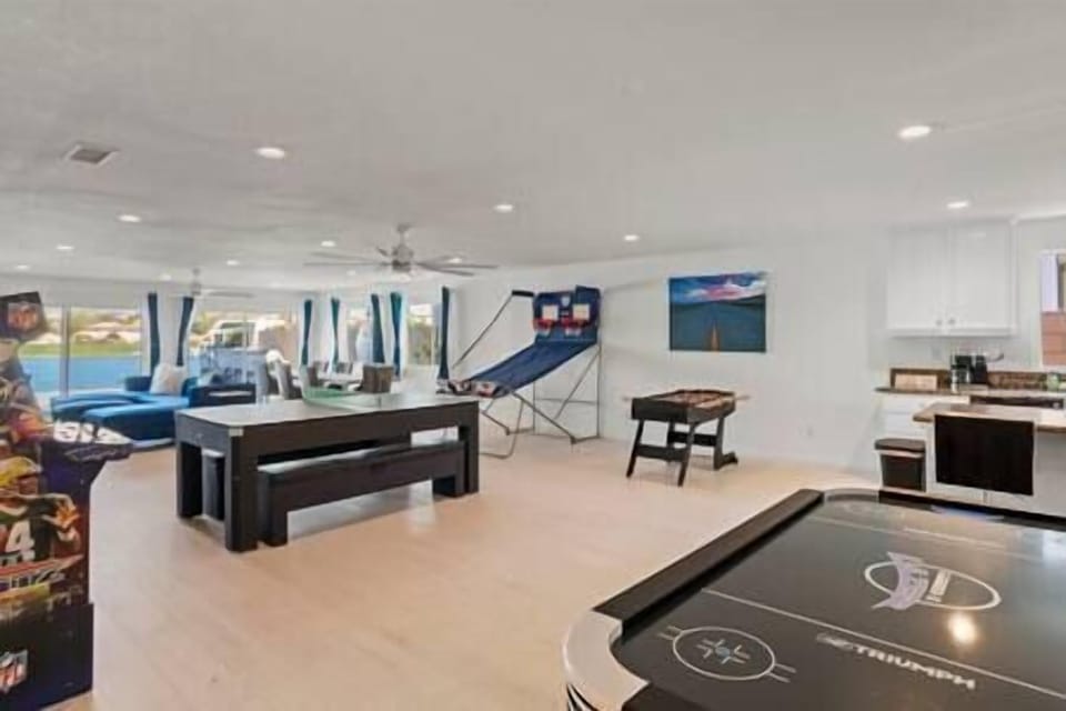 Lakefront Getaway: Pool, Spa & Game Room Fun (4)
