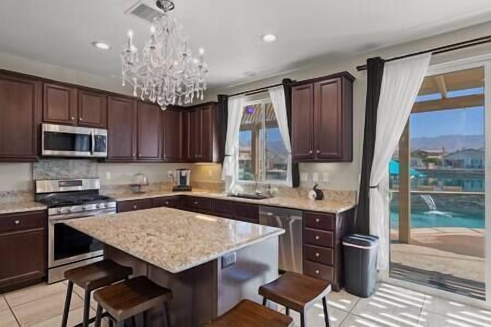 Lakeside Oasis: Game Room, Pool & Spa (14)