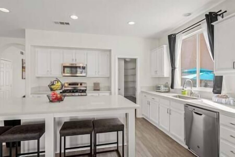 No Hassle Haven: WOW Pool, Game Room & Golf (10)