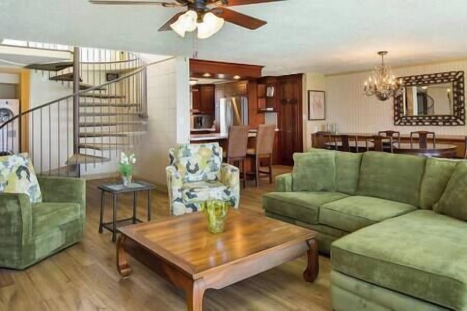 Large great room with amazing ocean views that include dinning, living and kitchen areas. (5)