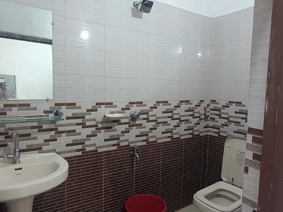 Premium Double Room, Sea View | Bathroom | Slippers, towels, soap, shampoo