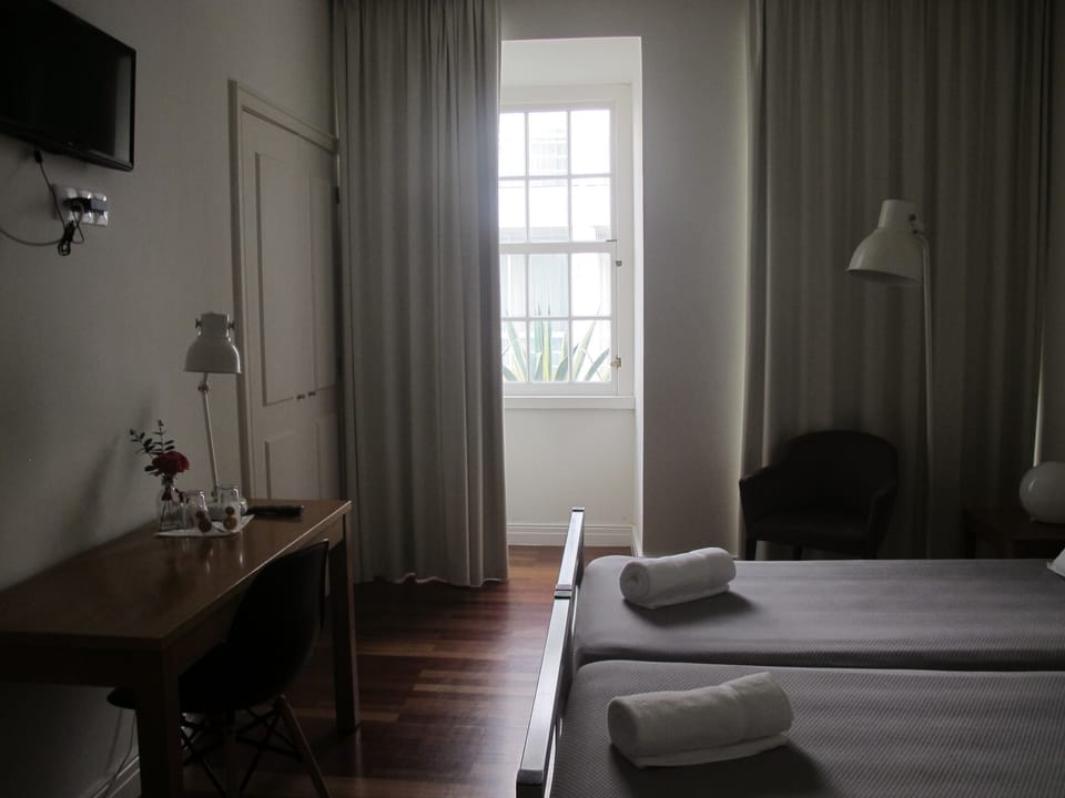Twin Room, Private Bathroom | Bed sheets, wheelchair access