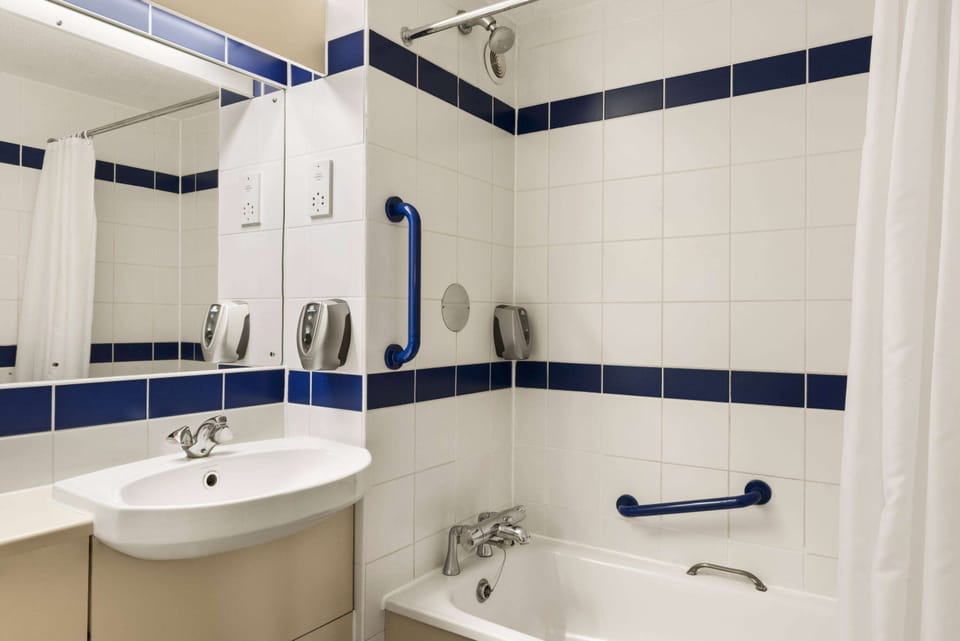 Combined shower/tub, deep soaking tub, rainfall showerhead