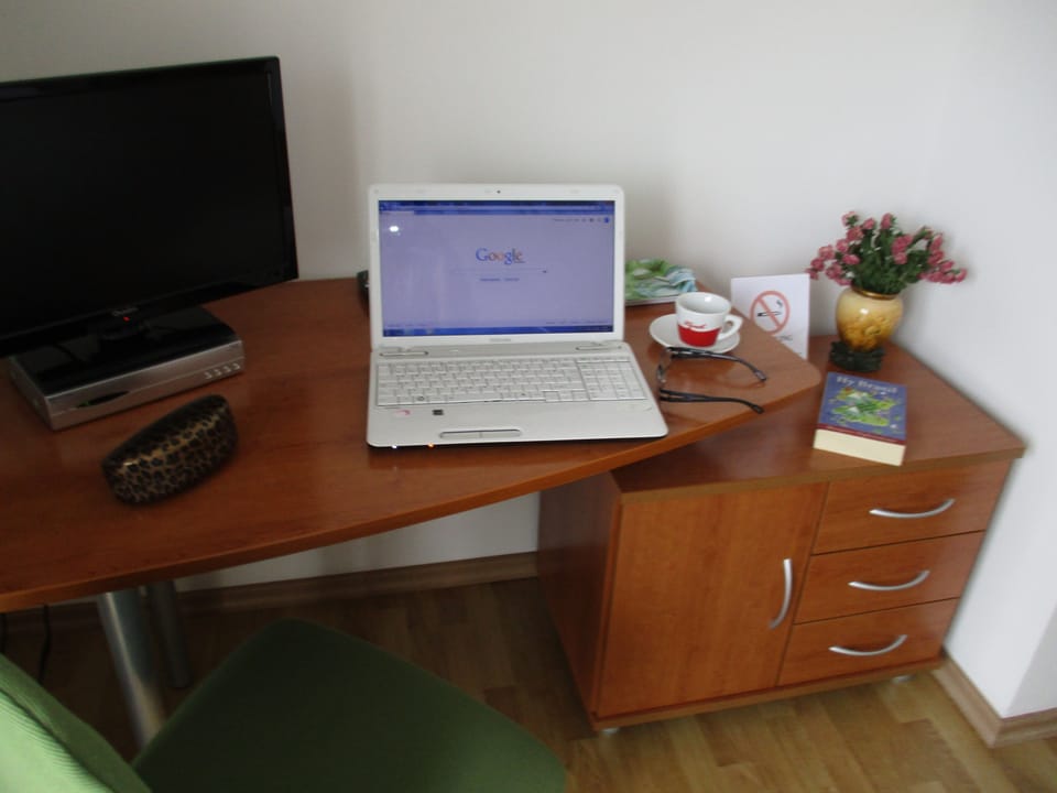 Queen Room with Balcony | In-room business center