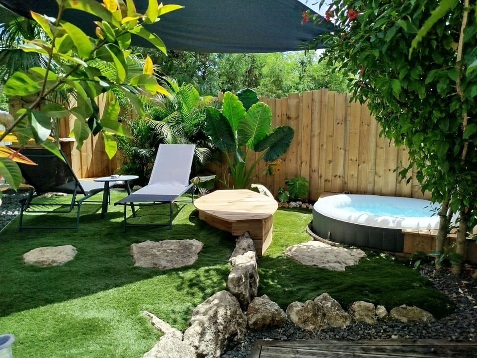 Outdoor spa tub