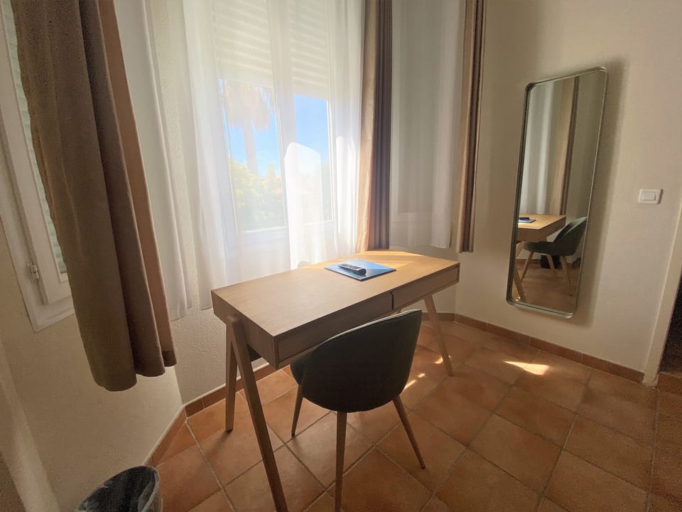 In-room safe, desk, soundproofing, free WiFi