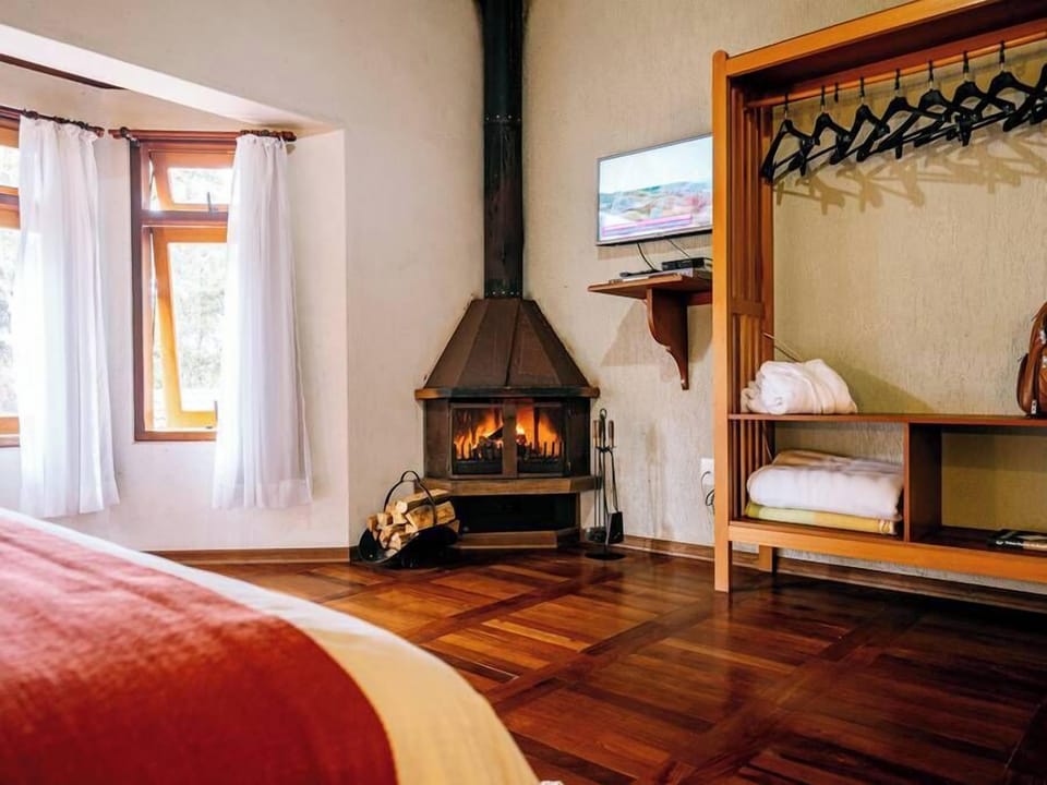 Romantic Chalet (Duplex) | Egyptian cotton sheets, premium bedding, Select Comfort beds, minibar
