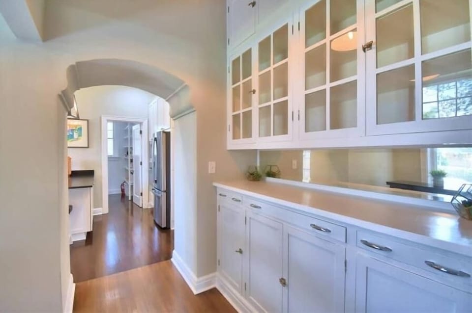 Butlers Pantry w/ breakfast nook off kitchen, historic charming archway 