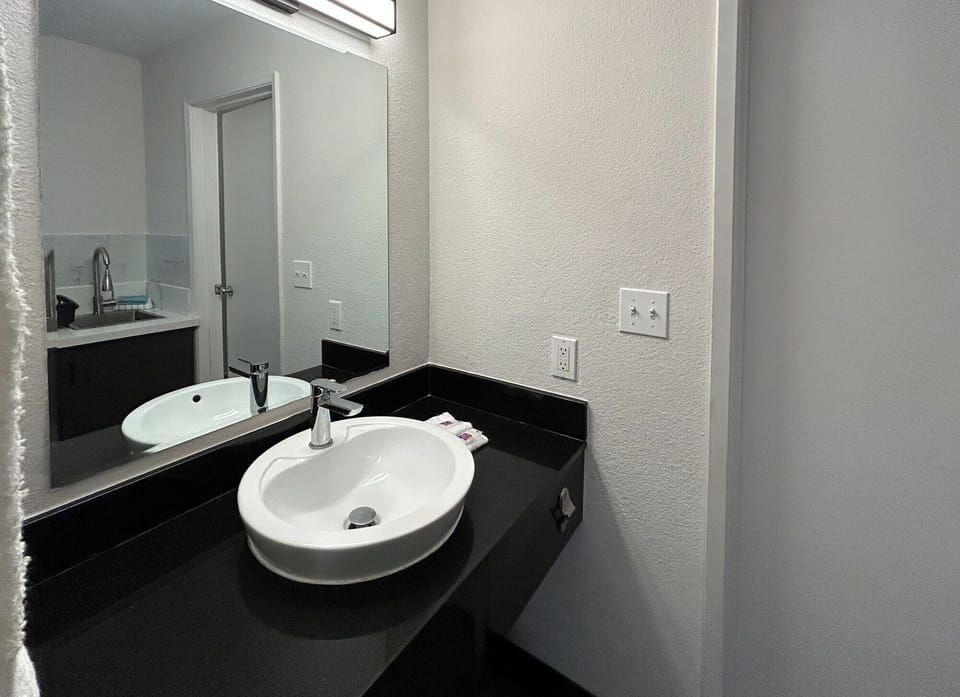 Combined shower/tub, towels, toilet paper