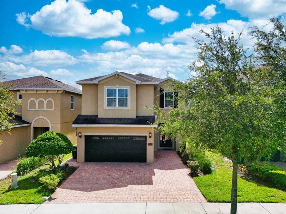 Curb appeal and plenty of parking!