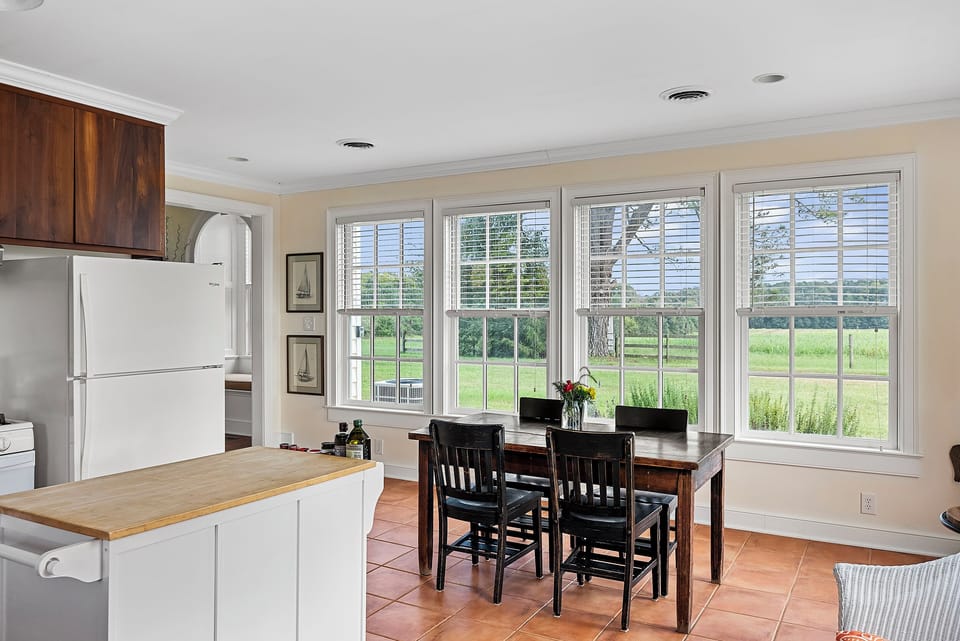 Dining Area: Bright and inviting space with scenic views, perfect for memorable meals together!