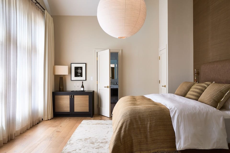 Deluxe Room w/Fire Place & Soaking Tub | Minibar, in-room safe, blackout drapes, WiFi (free)
