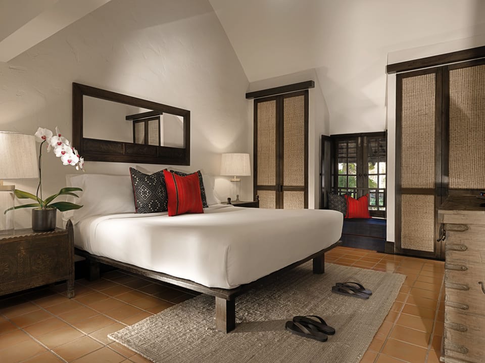 Lanna Suite | Minibar, in-room safe, individually decorated, desk