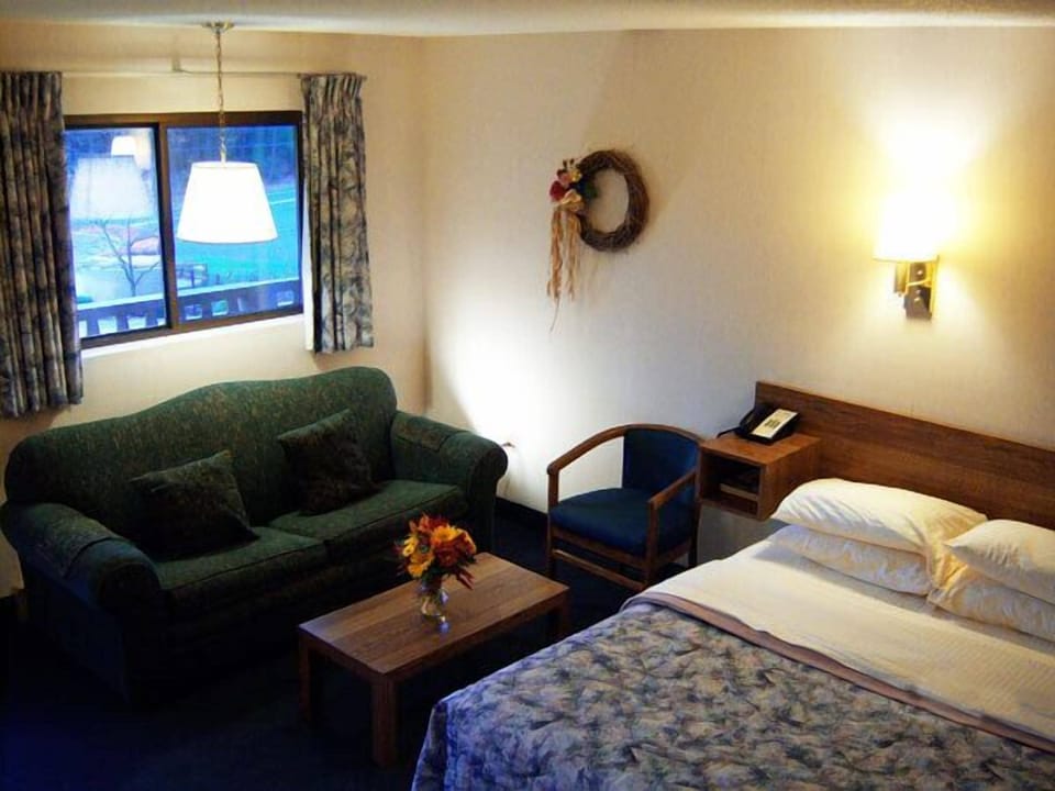 Desk, cribs/infant beds, rollaway beds, free WiFi