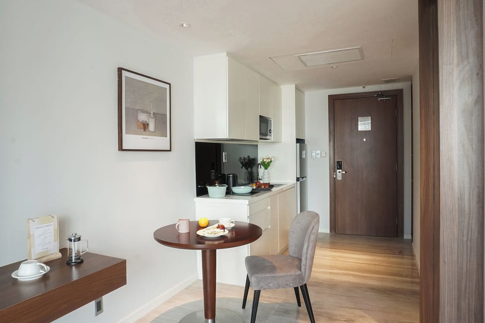Deluxe Apartment | Living room | TV