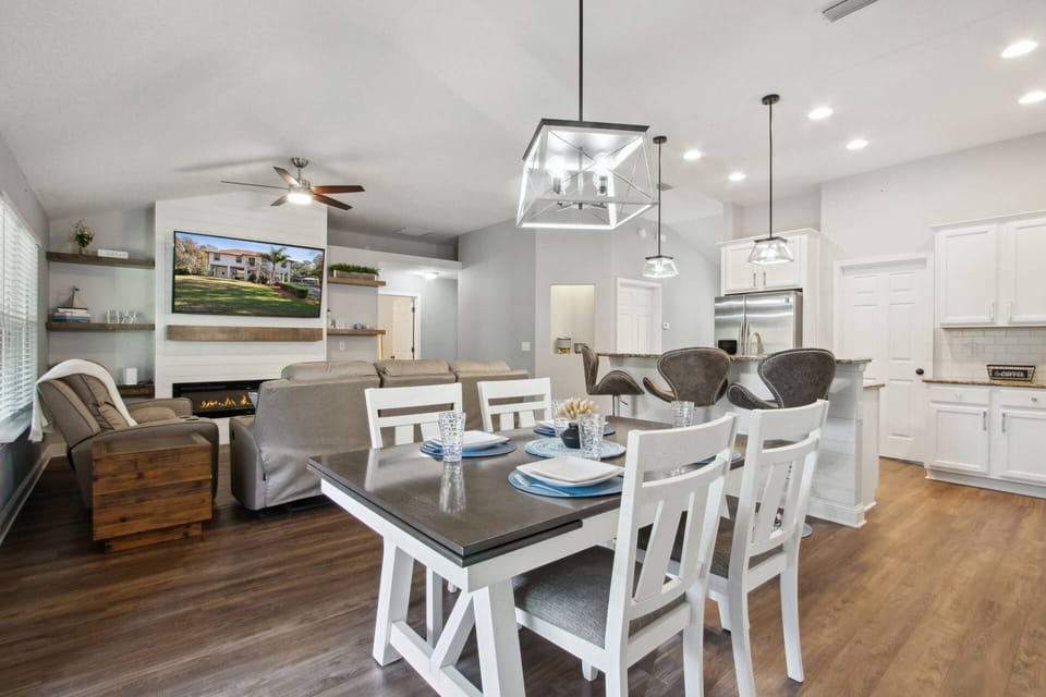 Dining for 4 and Counter Seating for 3