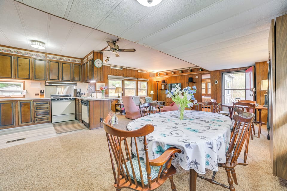 Dining Area | Dishware/Flatware Provided