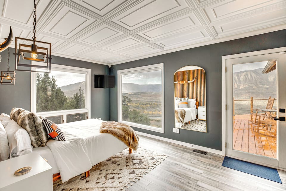 Bedroom 1 | Queen Bed | Smart TV | En-Suite Bathroom