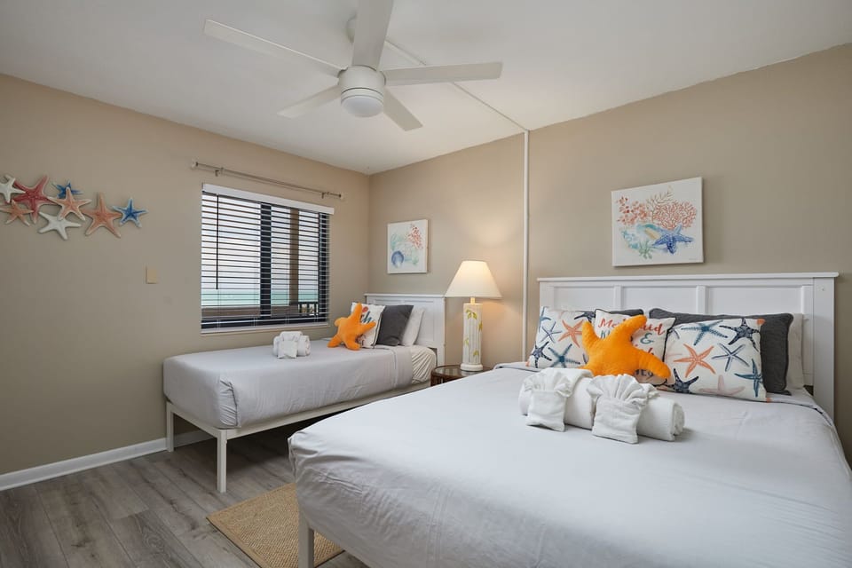 Guest bedroom with queen and twin beds