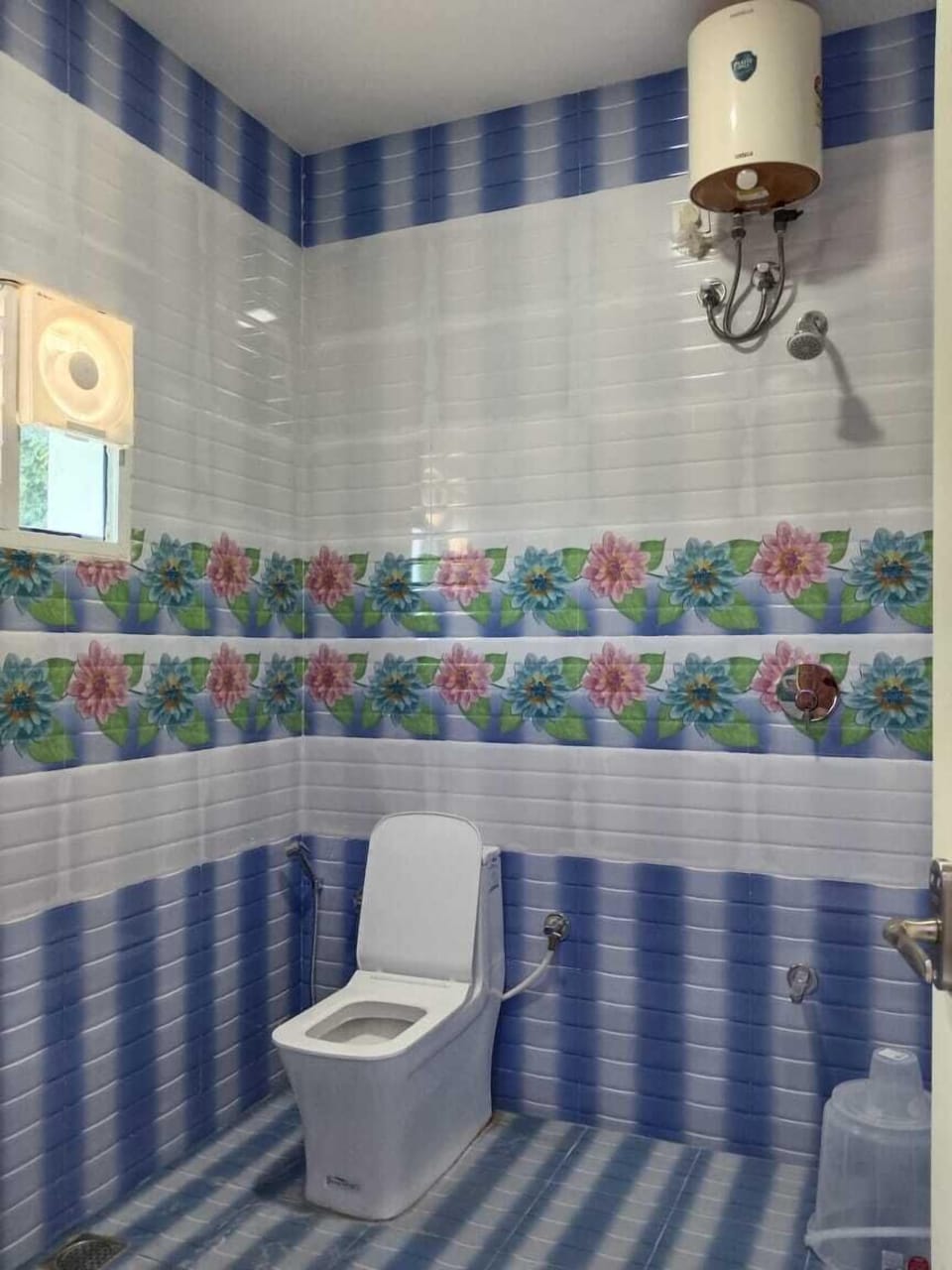 Family Room | Bathroom | Shower, rainfall showerhead, towels, soap