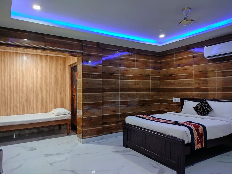 Classic Room | Hypo-allergenic bedding, desk, bed sheets