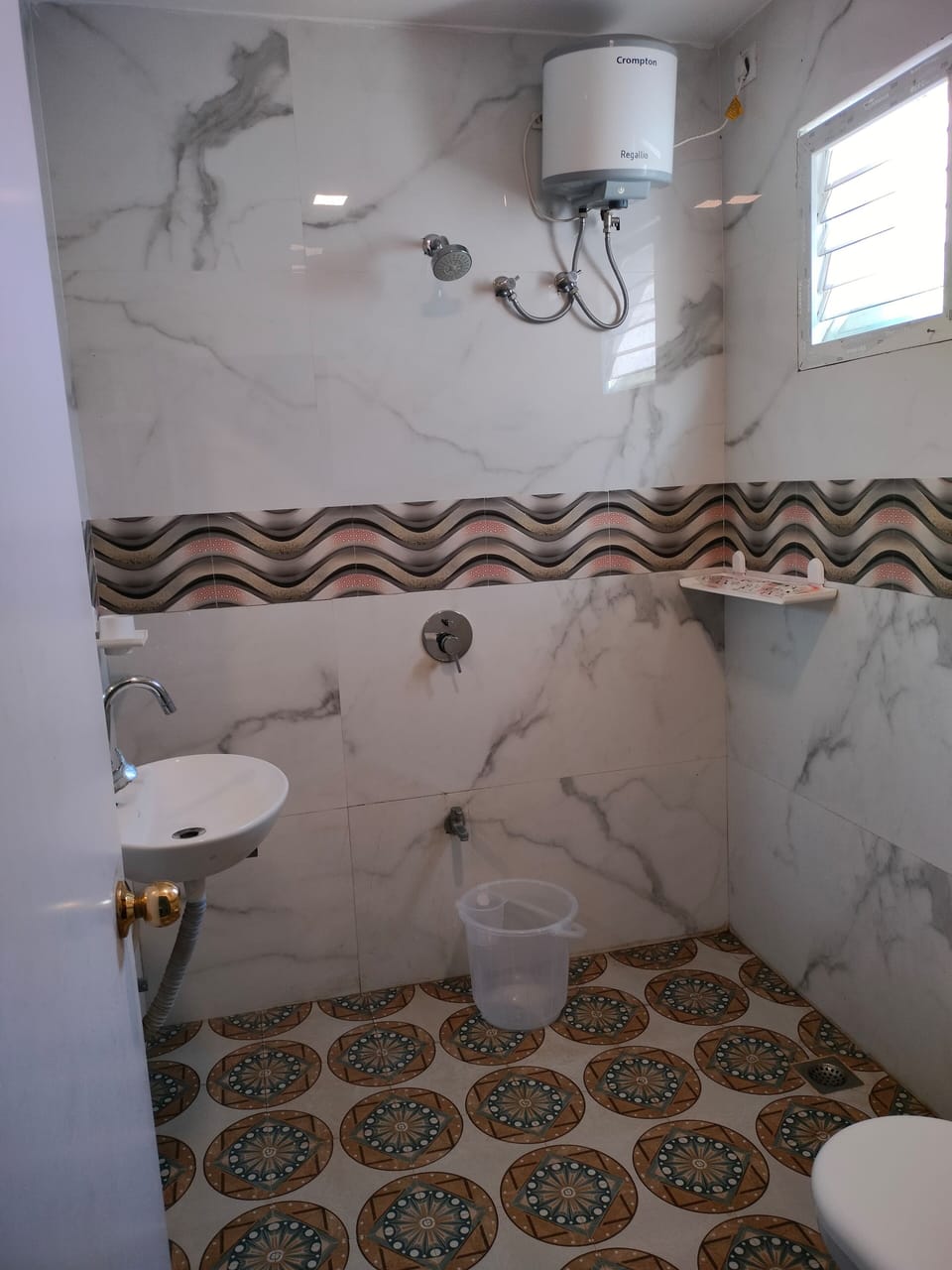 Classic Room | Bathroom | Shower, rainfall showerhead, towels, soap