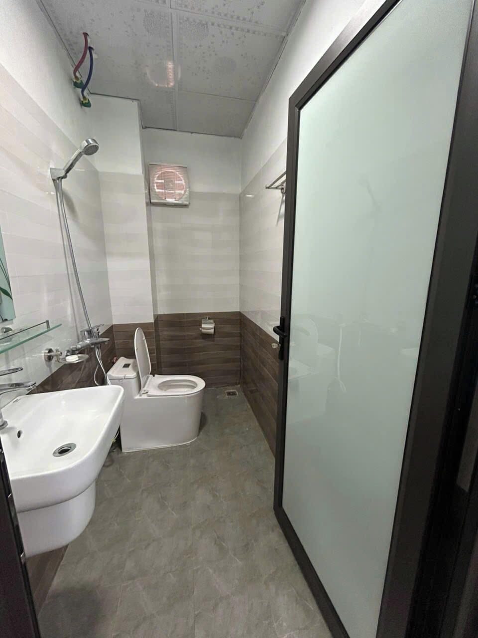 Shower, free toiletries, slippers, towels