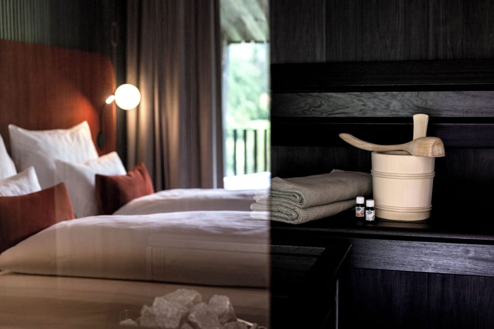 Signature Zimmer | Desk, free WiFi