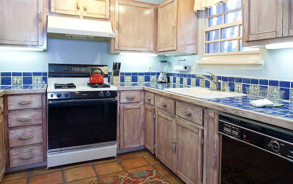 Full Moon | Private kitchen | Microwave, coffee/tea maker, toaster, paper towels